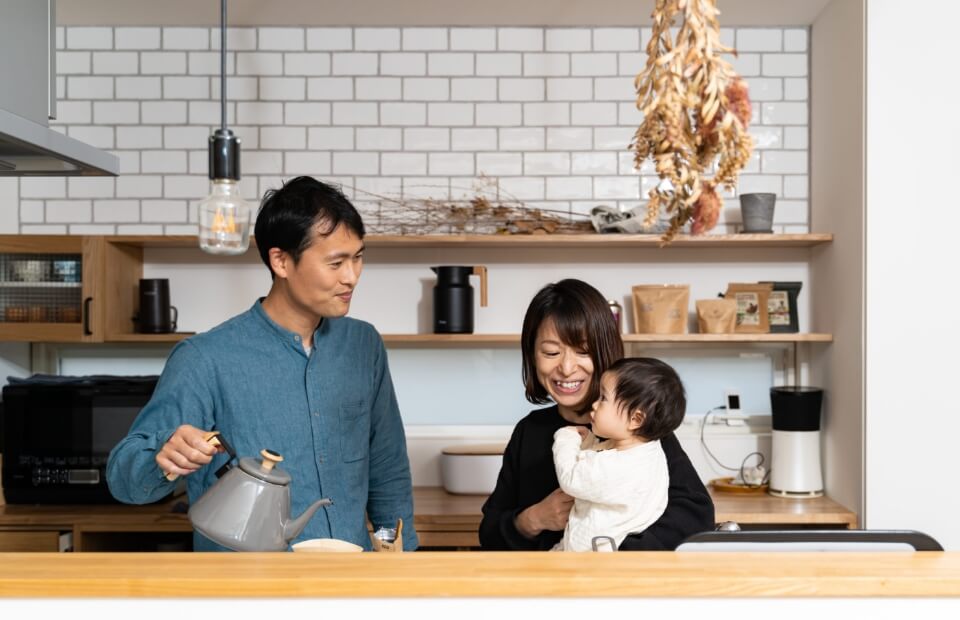 
		ダウンフロアリビングに<br>
		カフェライクなキッチン。<br>
		中庭を望む癒やしの住まい
		