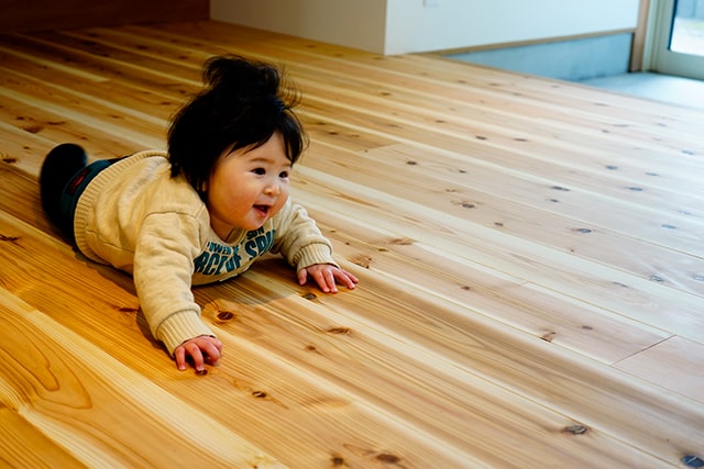「床は人にやさしい素材で」<br>お施主様の希望でお家全体の床材は人にやさしい杉材を使用。日々の生活で家族と共に床も成長するように想いを込めています。