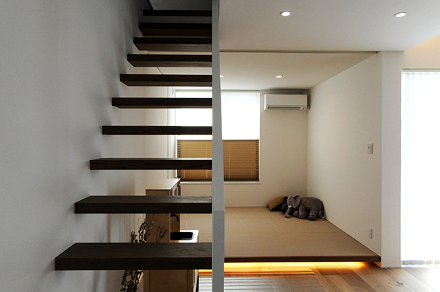 「浮遊する階段」<br>安定した特殊な工法を用い、リビングと調和するように重くなりがちな階段も軽快に設えました。