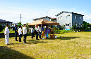 ⼯事が始まる前に、無事お家が建てられるよう⼟地の⽒神様にお祈りをし、いよいよ着⼯になります。着⼯前に実際の敷地で建物の配置確認を⾏います。また、担当スタッフにて近隣の皆様へのご挨拶回りも⾏います。