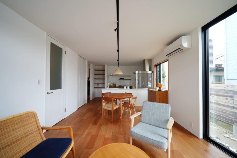 スキに囲まれた家