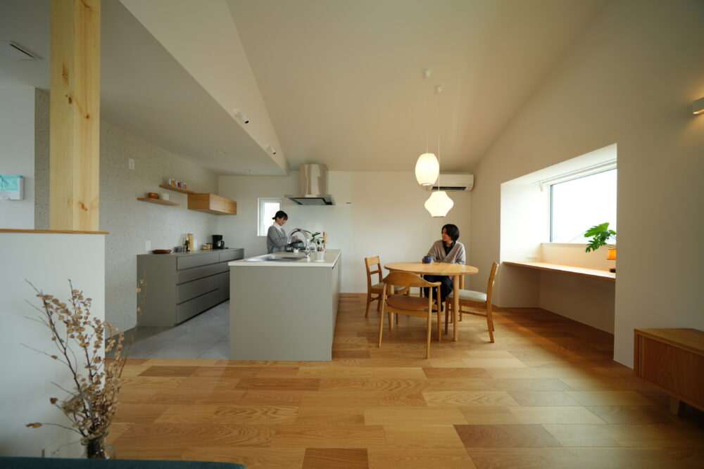 空をのぞみ、景色とくつろぐ－展望リビングの家－